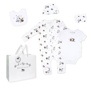 5-Piece Mesh Bag Nutral Set: Stork
100% Cotton - Includes gift Bag
Set includes: Sleeper, Bodysuit, Hat, Mitts, and Bib
Packed in Organza Mesh Bag with a gift bag Included